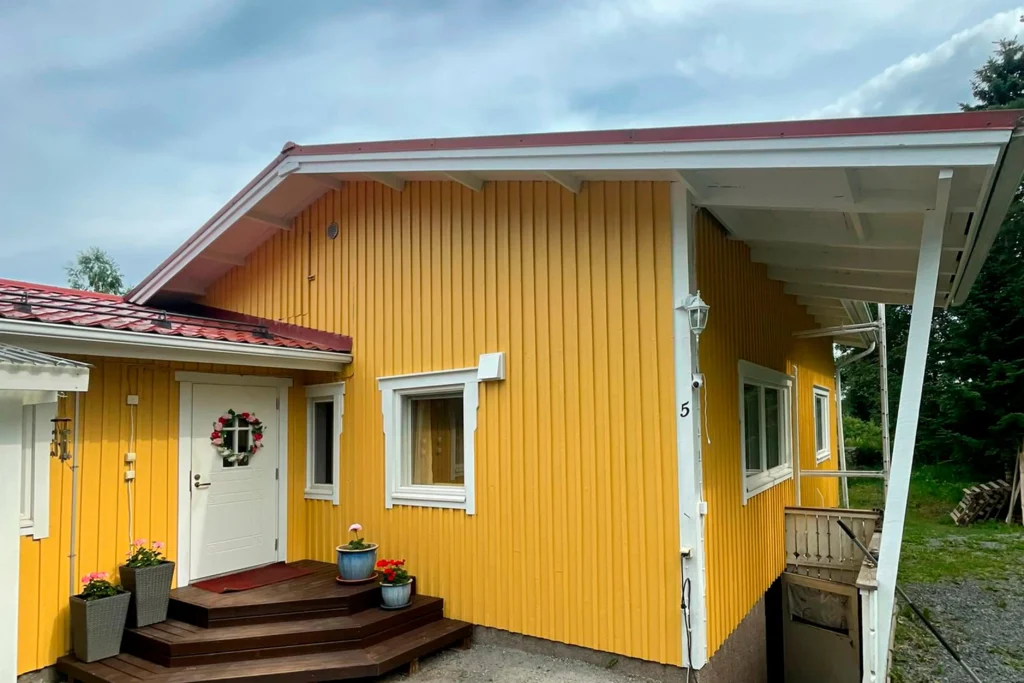 talon maalaus ennen myyntiä ja keltainen omakotitalo