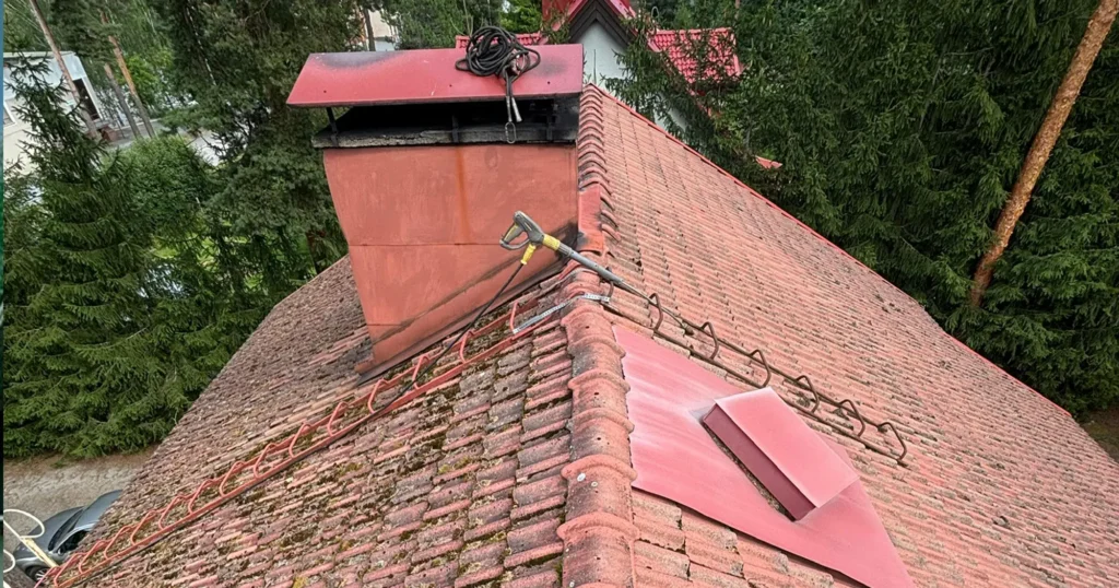 Tiilikaton pinnoitus on järkevä ratkaisu silloin, kun katto on rakenteellisesti kunnossa mutta pinta on kulunut.